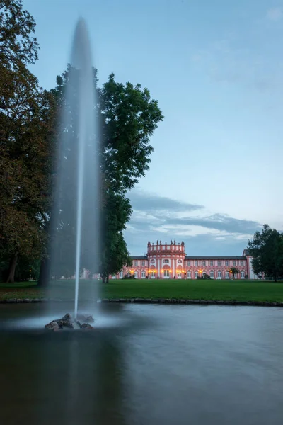 Zurück Zur Burg Biebrich Wiesbaden Mit Wasserbrunnen Der Dämmerung — Stockfoto