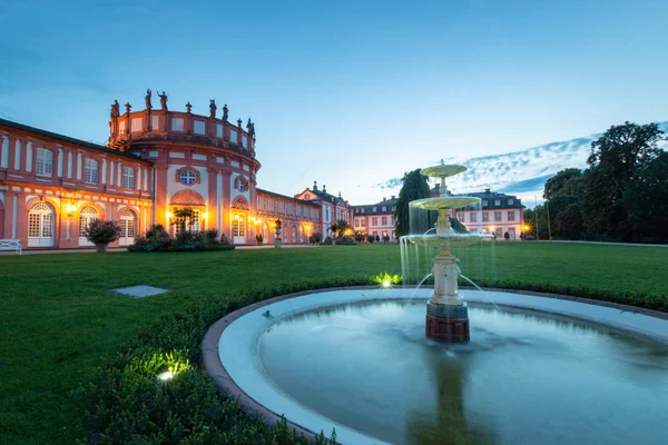 Volver Castillo Biebrich Ciudad Alemana Wiesbaden Con Fuente Agua Atardecer — Foto de Stock