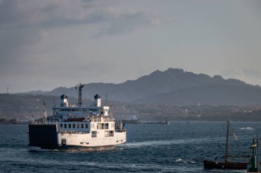 Feribot Isola di Caprera La Maddalena Palau, İtalya Sardinya Adası üzerinden giderken.