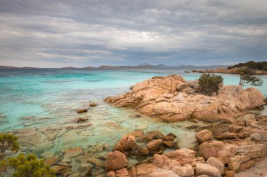 Spiaggia Capriccioli beach adlı İtalyan Adası Sardunya Costa Smeralda