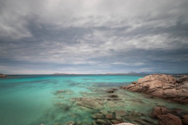Spiaggia Capriccioli beach adlı İtalyan Adası Sardunya Costa Smeralda