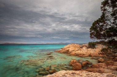 Spiaggia Capriccioli beach adlı İtalyan Adası Sardunya Costa Smeralda