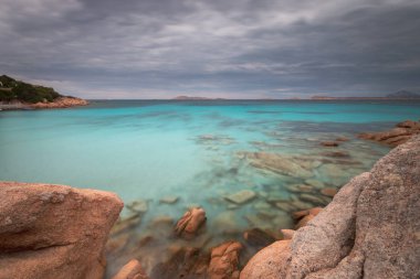 Spiaggia Capriccioli beach adlı İtalyan Adası Sardunya Costa Smeralda