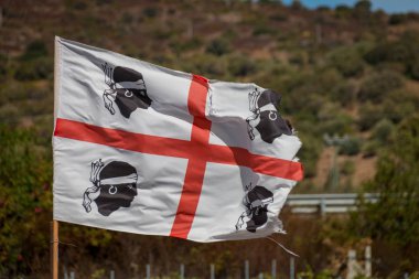 İtalyan Sardunya Adası'nın bir bayrak rüzgar esiyor