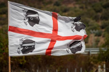 İtalyan Sardunya Adası'nın bir bayrak rüzgar esiyor