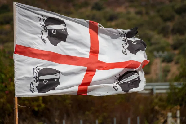 İtalyan Sardunya Adası'nın bir bayrak rüzgar esiyor