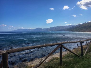 Waterfront ve kıyı yatay, Cala Gonone İtalyan Sardunya Adası, ağır rüzgarlar (maestrale)
