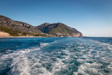 Panoramik Cala Gonone İtalyan Sardunya Adası Deniz üzerinden bir motorlu tekne izinde