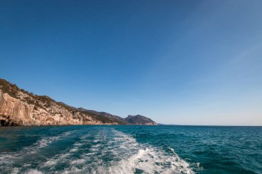 Orosei Golf ve manzarayı Cala Gonone İtalyan Sardunya Adası Deniz üzerinden sonrasında bir motorlu tekne ile