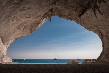 Cala Luna Plajı İtalyan Sardunya Adası'nda bir mağarada
