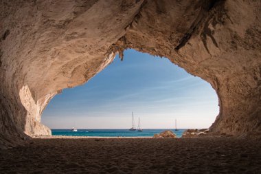 Cala Luna Plajı İtalyan Sardunya Adası'nda bir mağarada