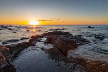 Cala Gonone İtalyan Sardunya Adası Palmasera Beach'te güneş doğarken