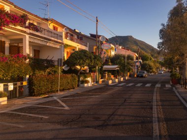 Cala Gonone, İtalya 14 Eylül 2017. Cala Gonone Sardunya İtalyan adayı gündoğumu, sahil yolunu