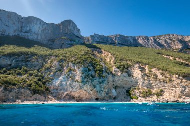 Renkli Cala die Gabbiani plaj sahil görülen Sardunya İtalyan Adası