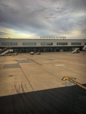 Alghero, İtalya 15 Eylül 2017. Sardunya'nın İtalyan adada Alghero Havaalanı inşa