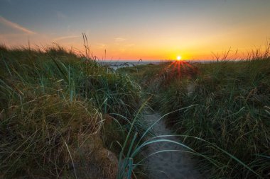 St. Peter-Ording, Almanya Kuzey Denizi Beach kumulları gün batımı