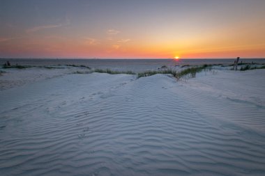 St. Peter-Ording, Almanya Kuzey Denizi Beach kumulları gün batımı