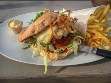 Amerikan sığır eti Burger Backenholzer bluecheese, domates sos, incir hardal ve patates kızartması ile