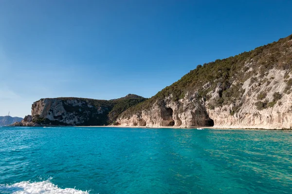 卡拉月滩与著名洞穴在意大利的撒丁岛岛从海边 — 图库照片