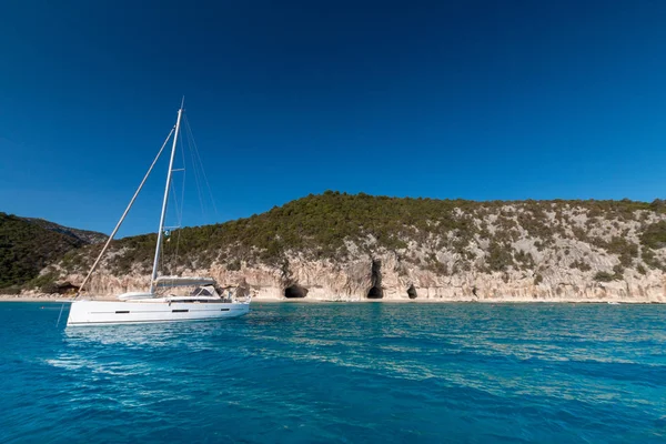 Cala Luna plaj sahil ünlü mağara İtalyan Sardunya Adası ve Yelkenli tekne ile
