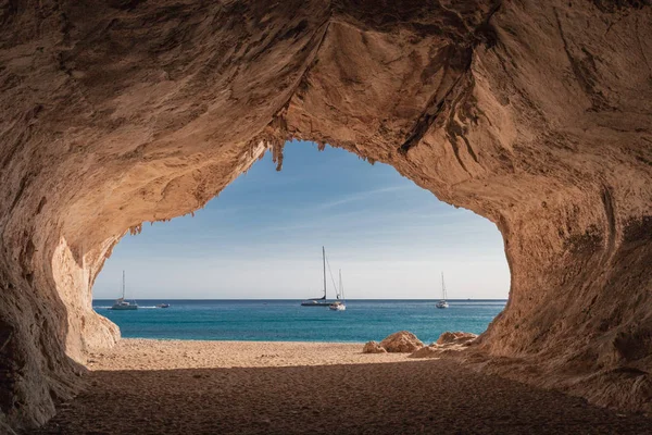 Uvnitř Jeskyně Pláži Cala Luna Italský Ostrov Sardinie — Stock fotografie