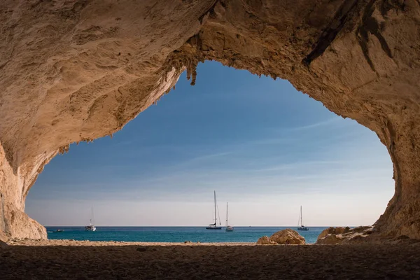 Cala Luna Plajı İtalyan Sardunya Adası'nda bir mağarada