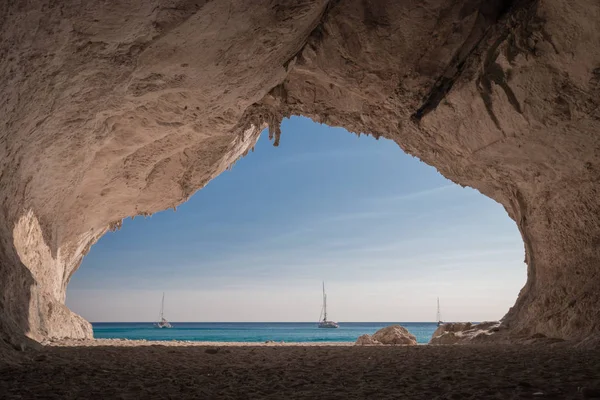 Einer Höhle Strand Von Cala Luna Auf Der Italienischen Insel — Stockfoto