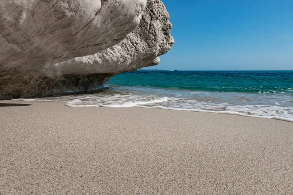 Ola Suave Con Espuma Mar Playa Cala Luna Con Acantilado — Foto de Stock