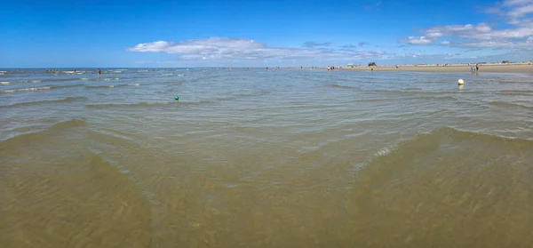 Panorama Mennesker Nyder Lavt Vand Nordsøen Ved Peter Ording Strand - Stock-foto