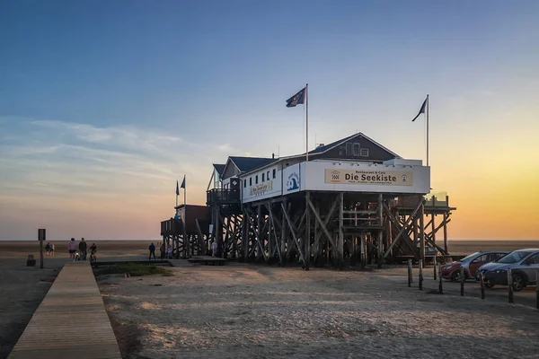 St. Peter-Ording, Almanya 18 Temmuz 2017. Restoran Seekiste Tepedeki ev, south beach St. Peter-Ording, Almanya