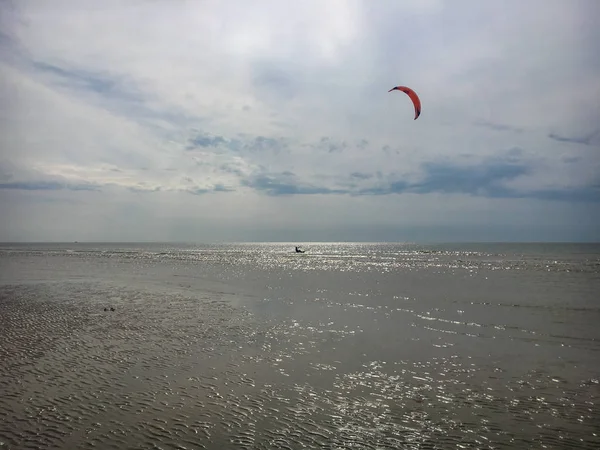 Kite Surfare Vid Peter Ording Strand Tyskland — Stockfoto