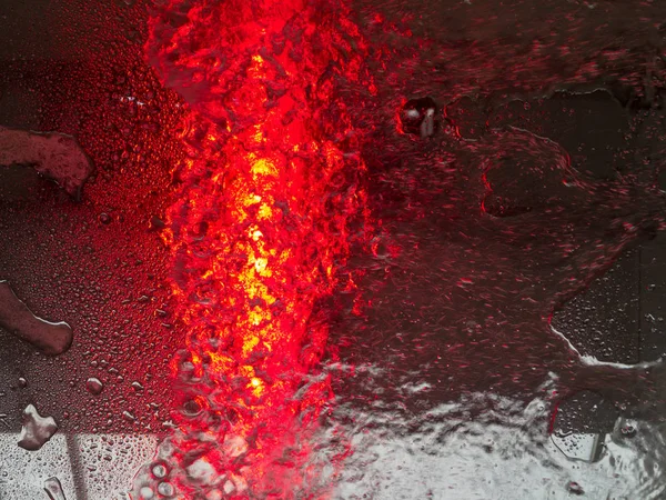 Rinnande Vatten Vindruta Från Inuti Bil Med Ett Rött Ljus — Stockfoto