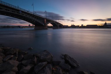 Cityscape Mainz Alman şehir Theodor Heuss Wiesbaden görülen Bridge ile
