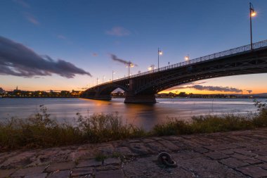 Cityscape Mainz Alman şehir Theodor Heuss Wiesbaden görülen Bridge ile