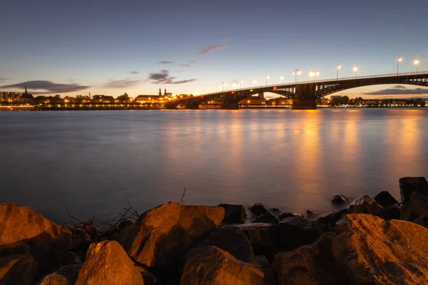 Cityscape Mainz Alman şehir Theodor Heuss Wiesbaden görülen Bridge ile