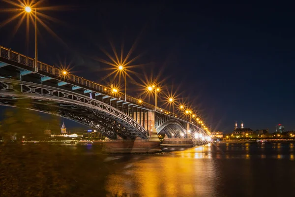 Cityscape Mainz Alman şehir Theodor Heuss Wiesbaden görülen Bridge ile
