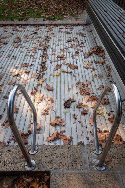 Kapanır yüzme havuzu coloful yaprakları yaz sezonu simgeleyen sonbaharda kapak ile sona erdi