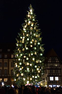 Strasbourg, Fransa 9 Aralık 2017: Noel ağacı ve xmas pazarda Kleber Meydanı'nda gece Ortaçağ şehir Strasbourg, Alsace, Fransa arızi insanlarla.