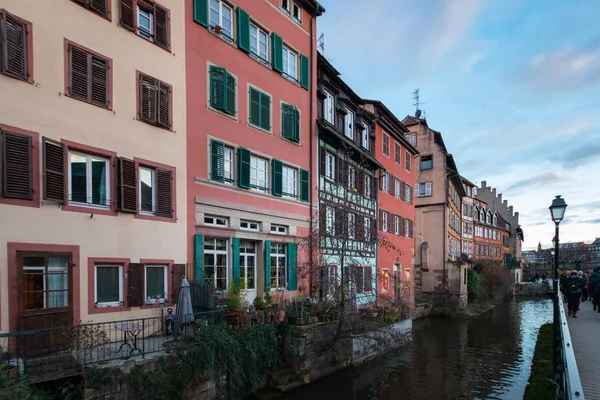 Budynki Mieszkalne Oraz Domy Starym Mieście Strasburg Francja Kanału Rzeki — Zdjęcie stockowe
