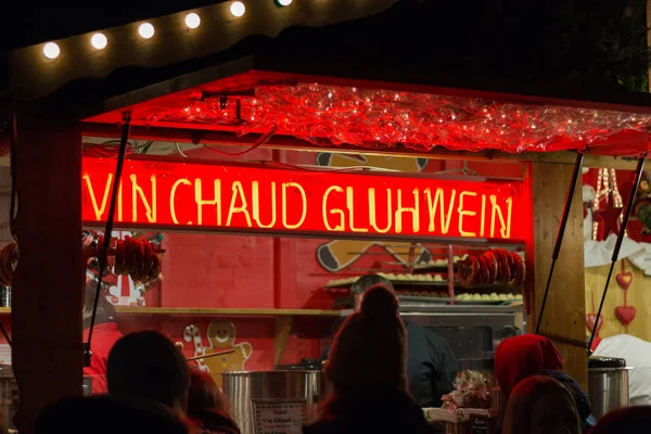 Prodejní Stánek Osvětleným Francouzského Německého Slova Vin Chaud Glühwein Prodej — Stock fotografie