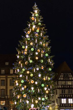 Noel ağacı ve xmas pazarda Kleber Meydanı'nda gece Ortaçağ şehir Strasbourg, Alsace, Fransa