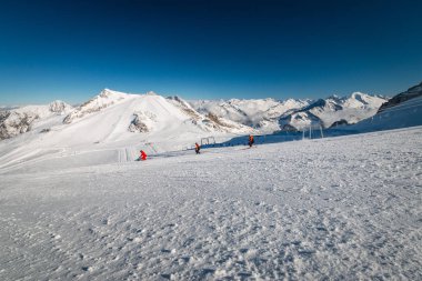 Panoramik Hintertux buzul Tyrol bölgesinde arızi Kayak kişi ile Avusturya kayak bölgesinin