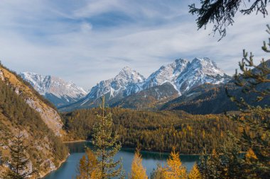 Avrupa güneşli bir sonbahar gününde ön planda Ehrwalder Sonnenspitze, Gruenstein ve Blindsee Gölü ile Fernpass görüldü Alpleri'nde Mieminger dağların panoramik görünüm