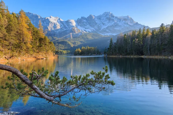 Göl Eibsee güzel alp panoraması ile Almanya'nın en yüksek Dağı Zugspitze güneşli bir öğleden sonra sonbaharda arka planda
