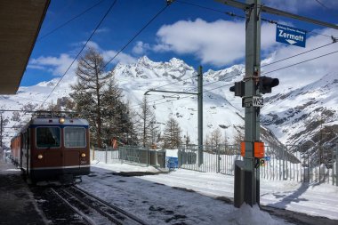 Zermatt, İsviçre - 20 Mart 2018: Geleneksel parça demiryolu Gornergratbahn tren Riffelalp terminale yaklaşılıyor.