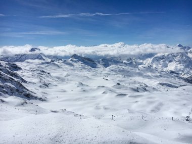 Panoramik Plato Rosa (İsviçre) güneşli bir öğleden sonra görülen İtalya Breuil-Cervinia kayak bölgesine