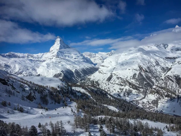Góra Matterhorn Przed Błękitne Niebo Chmurami Narciarskiej Miejscowości Zermatt Szwajcaria — Zdjęcie stockowe