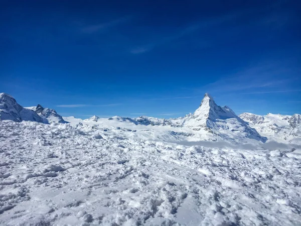 Majestueuze Matterhorn Berg Voor Een Blauwe Hemel Met Sneeuw Voorgrond — Stockfoto