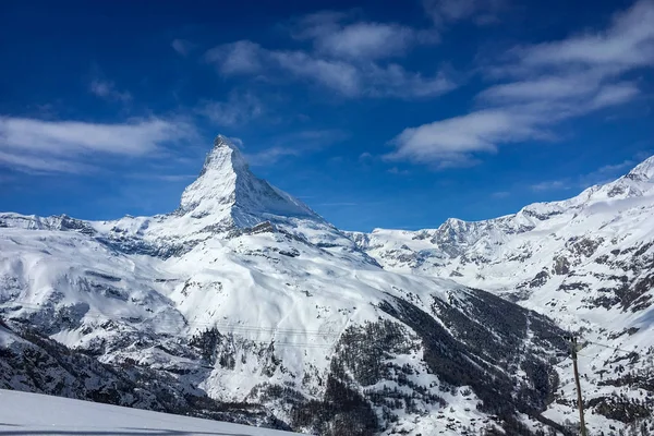 Majestuosa Montaña Matterhorn Frente Cielo Azul Con Nubes Zermatt Suiza — Foto de Stock