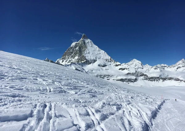 Majestuosa Montaña Matterhorn Frente Cielo Azul Con Una Pista Esquí — Foto de Stock